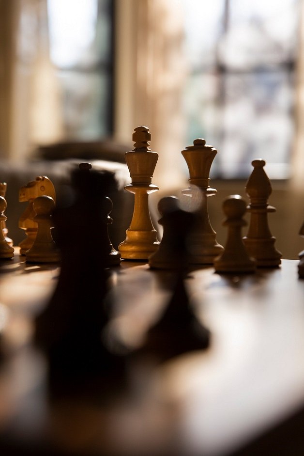 chess-pieces-in-focus